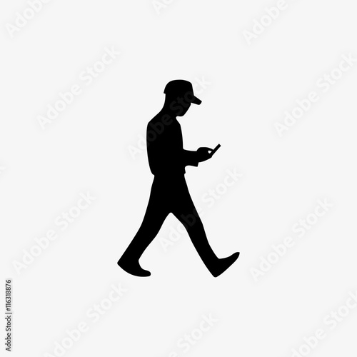 Foto Silhouette man walking with the phone in hand and playing video game