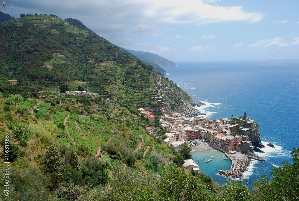 Vogelperspektive auf das italienische Dorf Vernazza in Cinque Terre