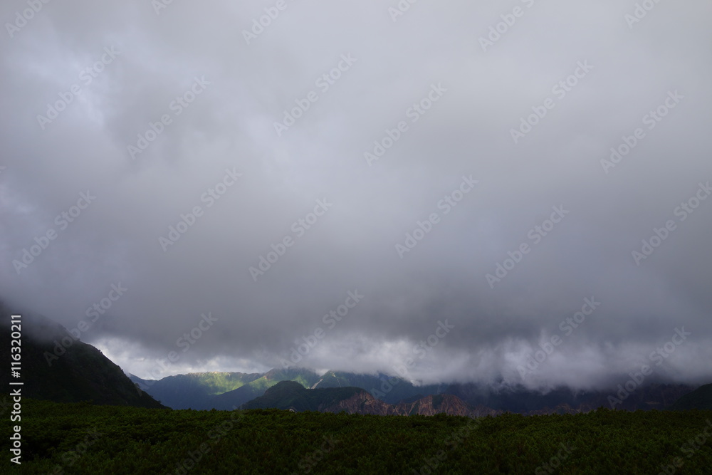 鷲羽岳　北アルプス　雨雲　山脈