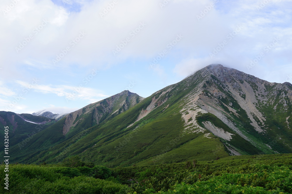 Fototapeta premium 鷲羽岳 三俣山荘 キャンプ場 山小屋 日暮れ 夕方 日没 夕焼け 月