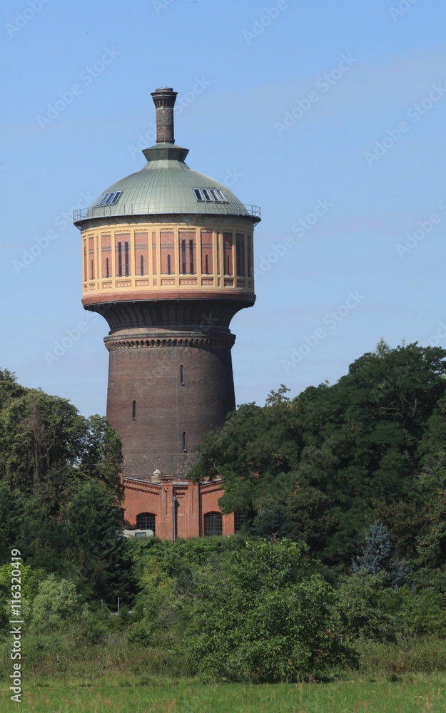 Fototapeta premium Blick zum Salbker Wasserturm / Restaurierter Wasserturm in Magdeburg Alt-Salbke