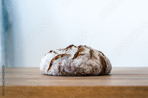 Brot/Frisch gebackenes Bauernbrot auf dem Tisch photo