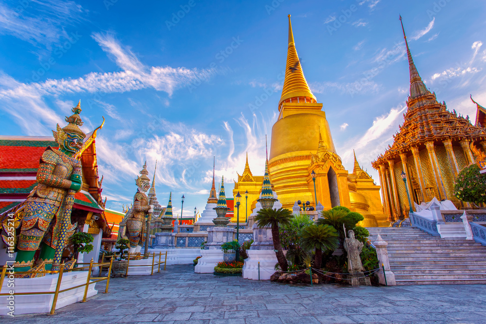 Naklejka premium Wat Phra Kaew Starożytna świątynia w Bangkoku w Tajlandii