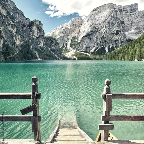 Obraz drewniane zejście do jeziora na tle gór