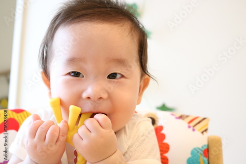 おもちゃで遊ぶ赤ちゃん