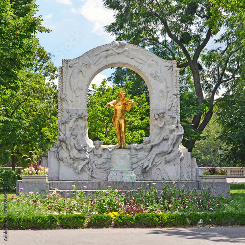 Stadtpark mit Johann Strauß Denkmal  photo