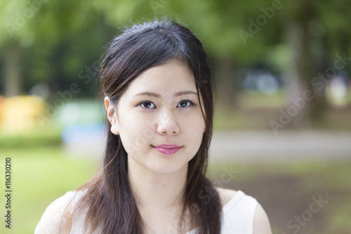 女性 ポートレート 屋外 緑 公園 カメラ目線 若い 代 バストアップ Stock Photo Adobe Stock 女性 ポートレート 屋外 緑 公園 カメラ目線 若い 代 バストアップ Stock Photo Adobe Stock