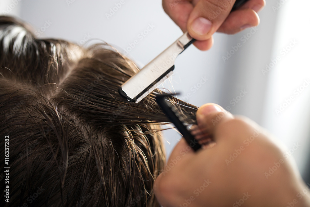 Naklejka premium Ścinanie włosów brzytwą, cięcie włosów brzytwą