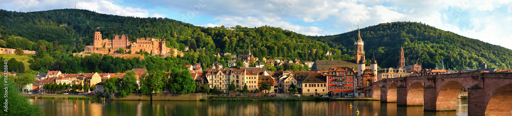 Altstadt von Heidelberg im besten Licht, Panorama mit Alter Brücke und Schloss  