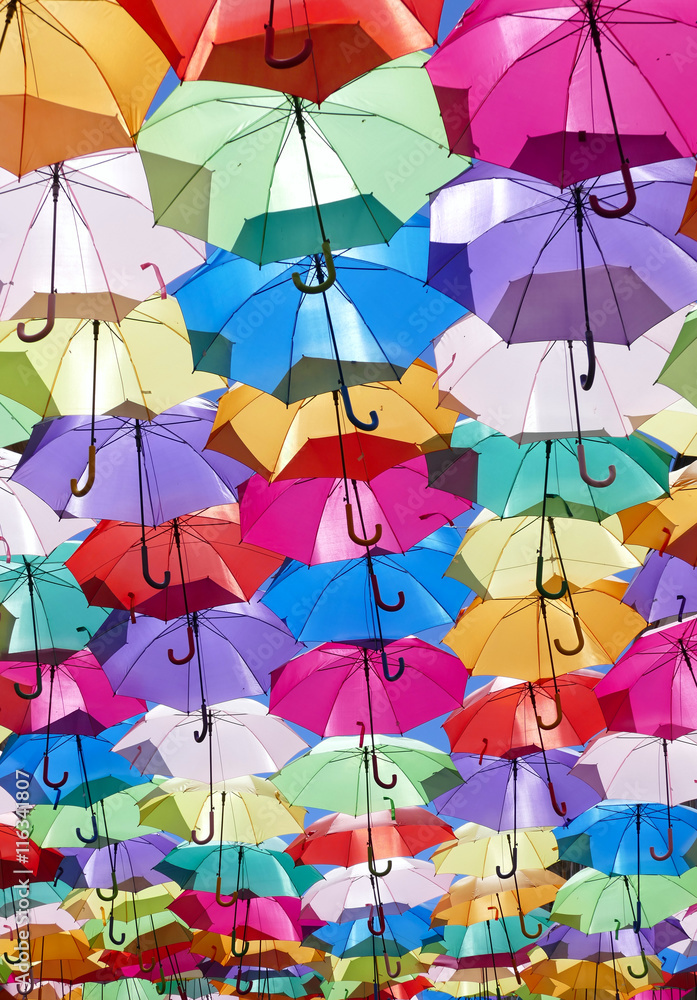 rua com guarda-chuvas