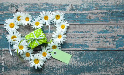 Fototapeta Naklejka Na Ścianę i Meble -  Daisy flowers on wooden background