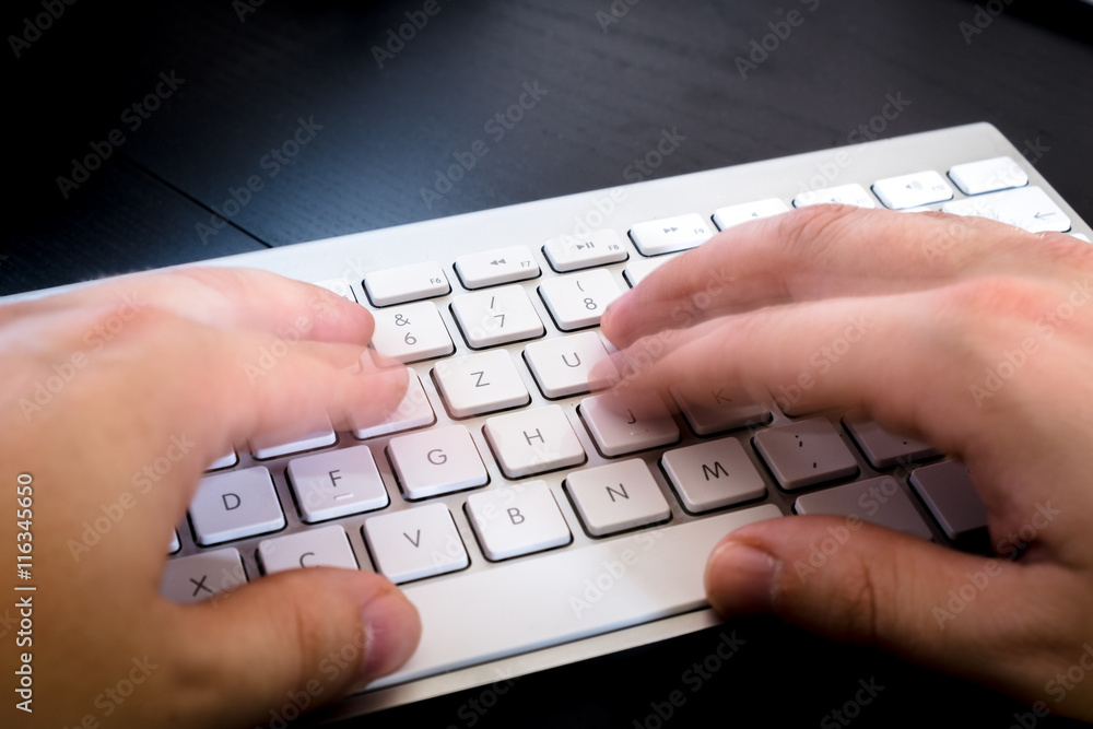 Männer Hände schreiben auf weißer Tastatur im Büro Männer Hände schreiben auf weißer Tastatur im Büro
