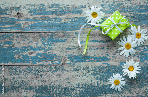 Fototapeta Naklejka Na Ścianę i Meble -  Daisy flowers on wooden background