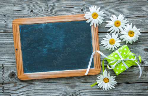 Fototapeta Naklejka Na Ścianę i Meble -  Daisy flowers on wooden background