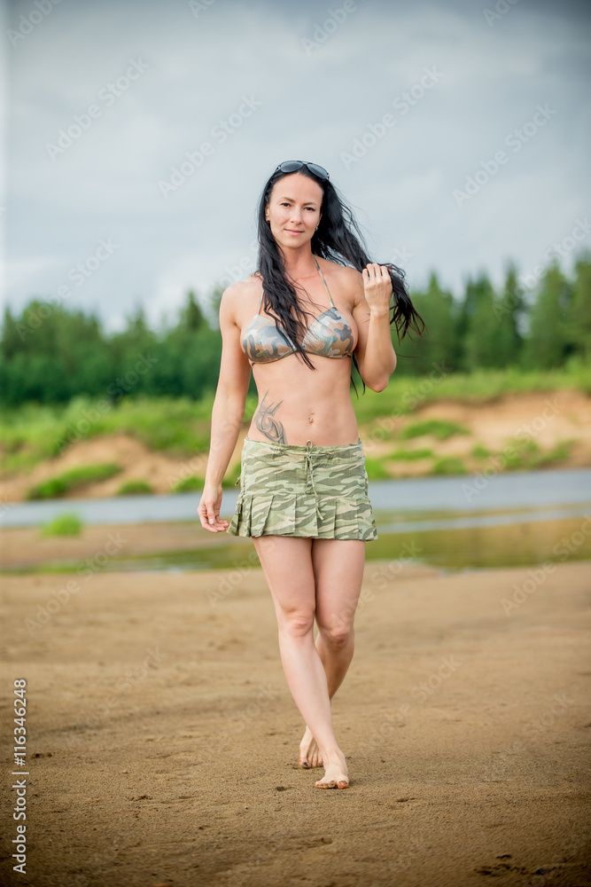 элегантная спортивная девушка на пляже