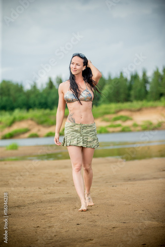 элегантная спортивная девушка на пляже © Silverstony