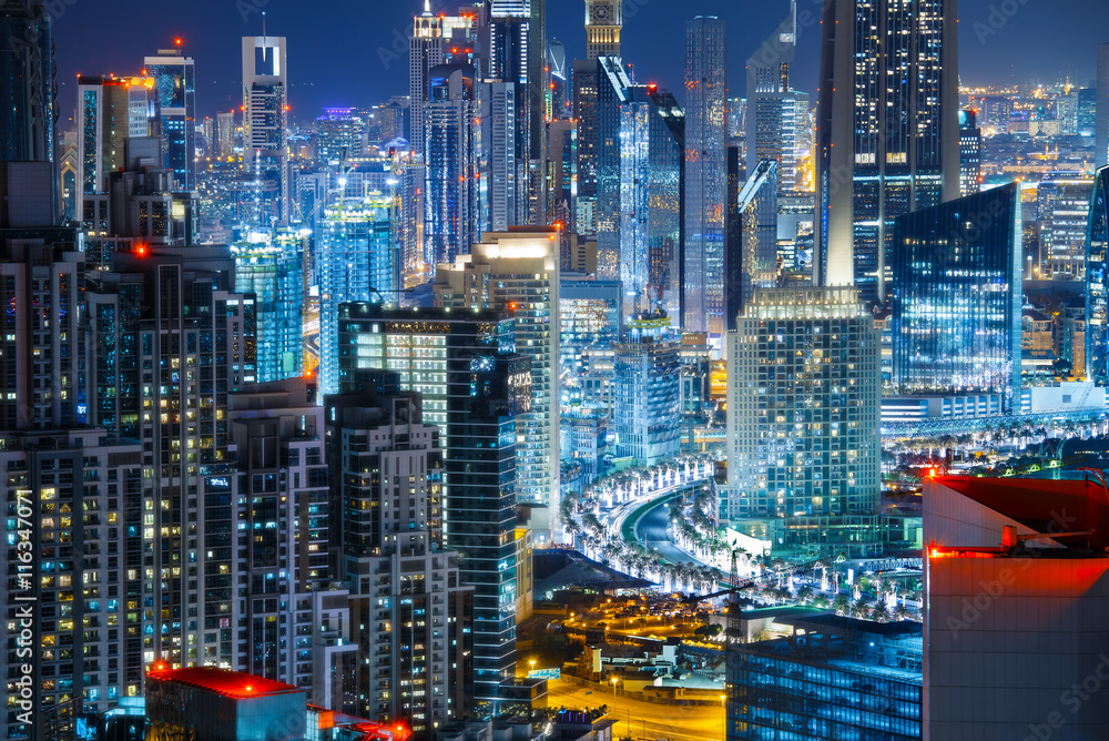 Naklejka premium Fantastyczny widok na dach wielkiego nowoczesnego miasta w nocy z drogami. Business Bay, Dubaj, Zjednoczone Emiraty Arabskie.