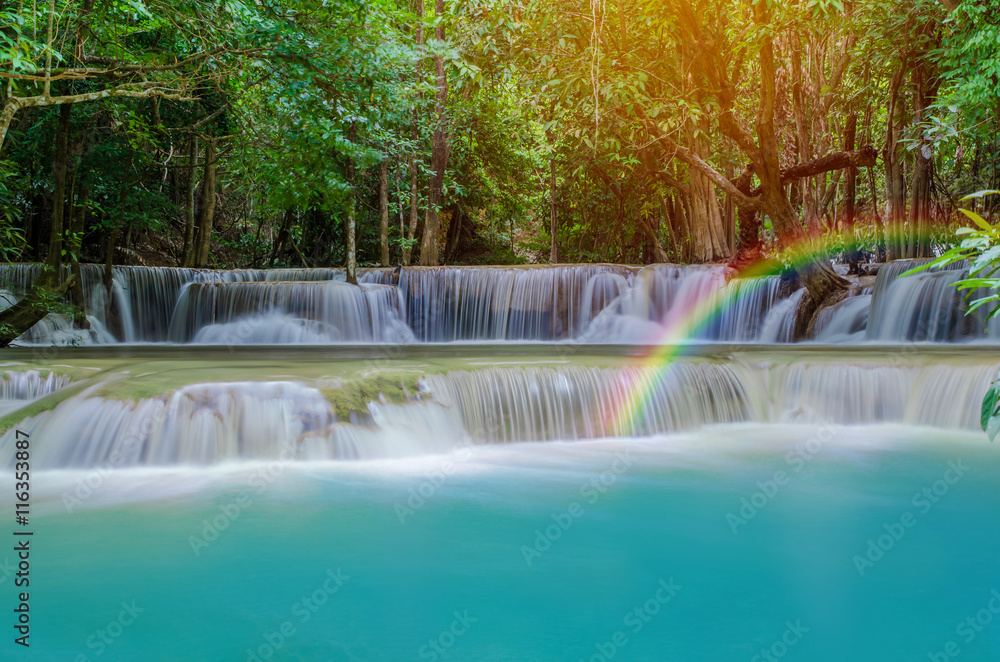 Waterfall in deep rain forest jungle (Huay Mae Kamin Waterfall i Waterfall in deep rain forest jungle (Huay Mae Kamin Waterfall i