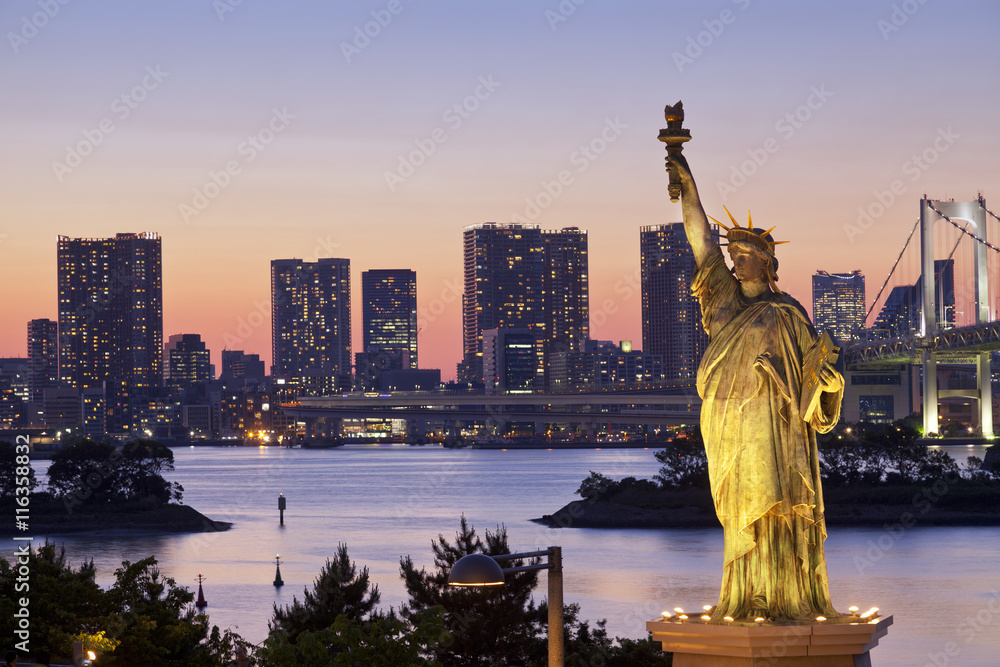Obraz premium Statua Wolności z Rainbow Bridge, Tokyo Tower i Tokyo City w tle w nocy