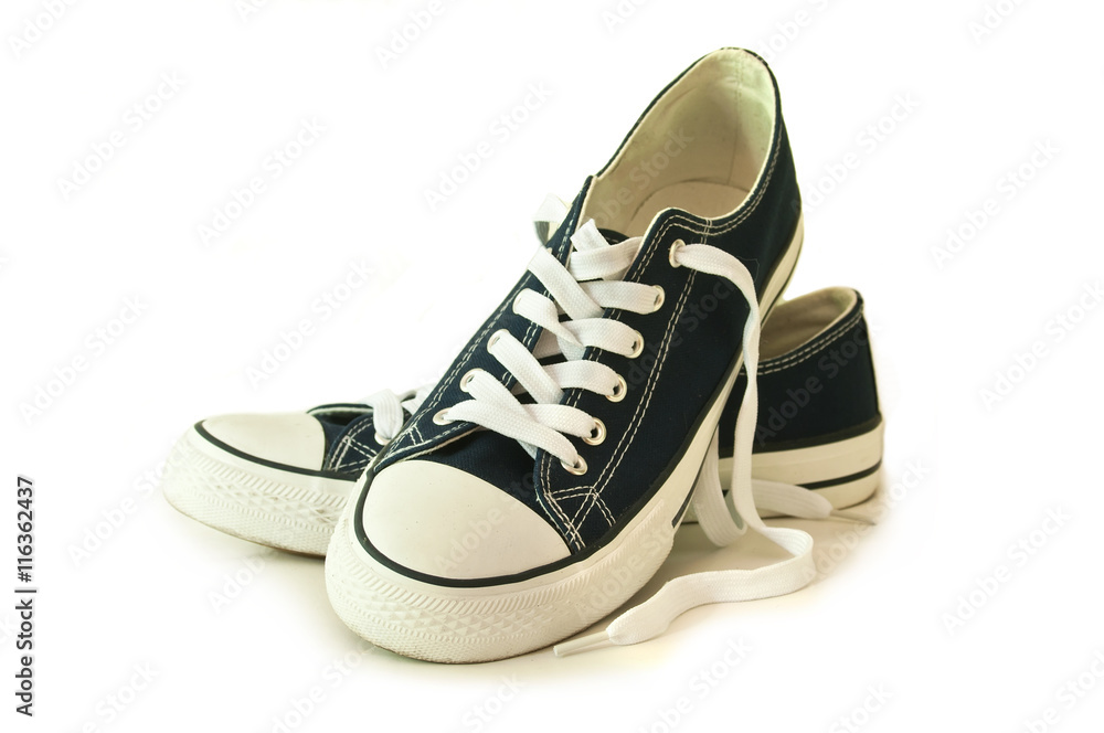 paire de baskets blues d'été sur fond blanc paire de baskets blues d'été sur fond blanc