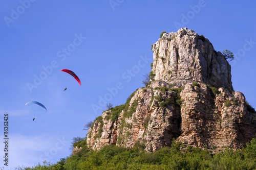 Deux parapentes en vol près de la falaise d'une montagne