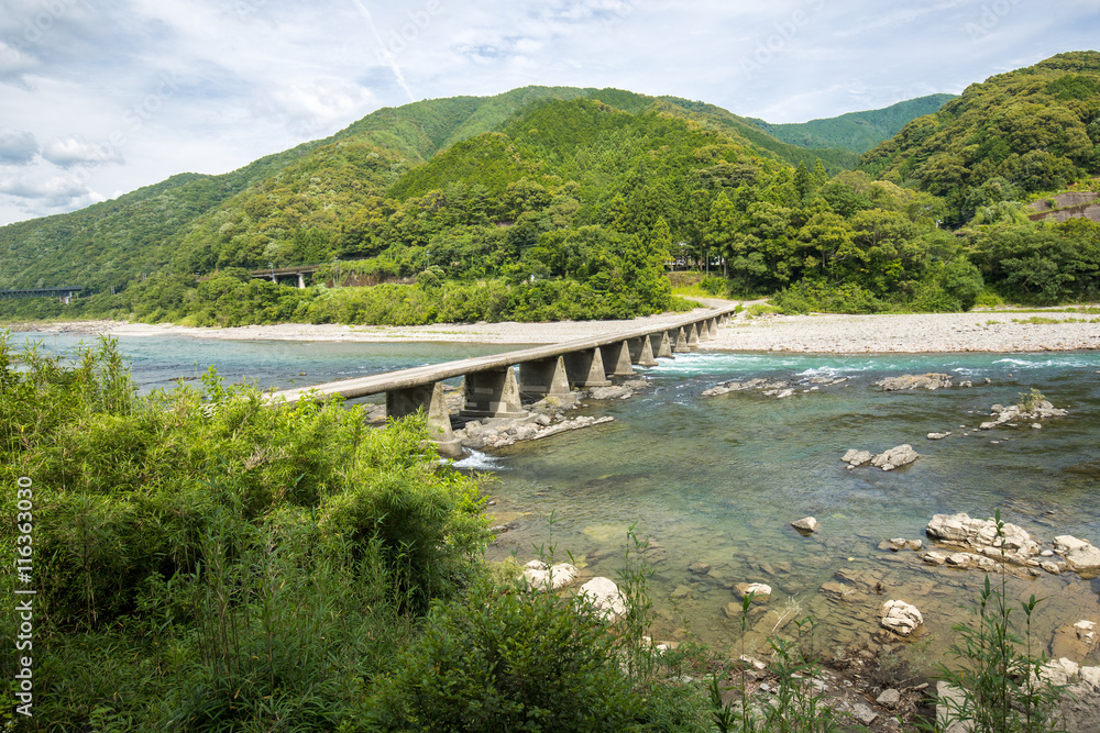 Obraz premium 半家(はげ)沈下橋(高知県四万十川)
