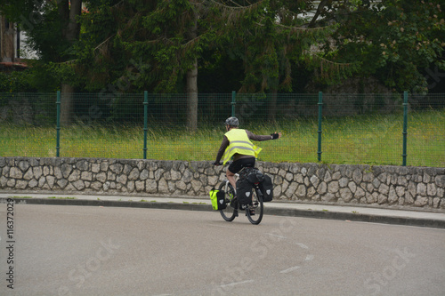 ciclista indicando la dirección con el brazo