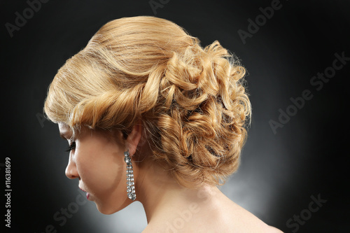 Portrait of young woman wit...