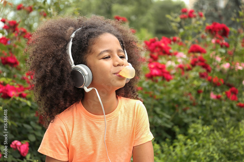 Afro-American little girl w...