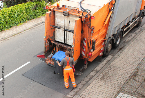 Müll, Papiermüll wird abgefahren
