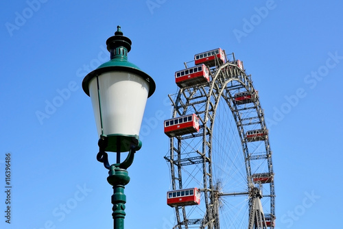 Altmodische Laterne vor dem Wiener Riesenrad © johnmerlin