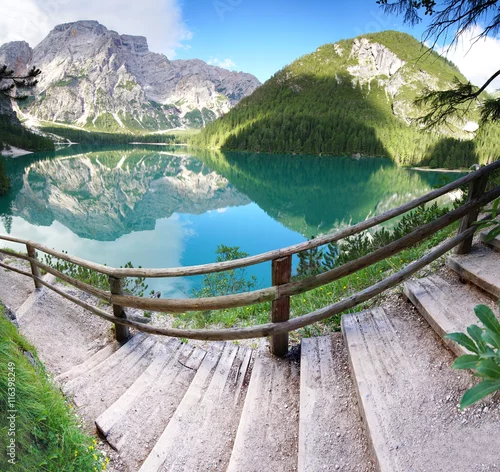 Obraz piękne jezioro z górami w tle letnią porą