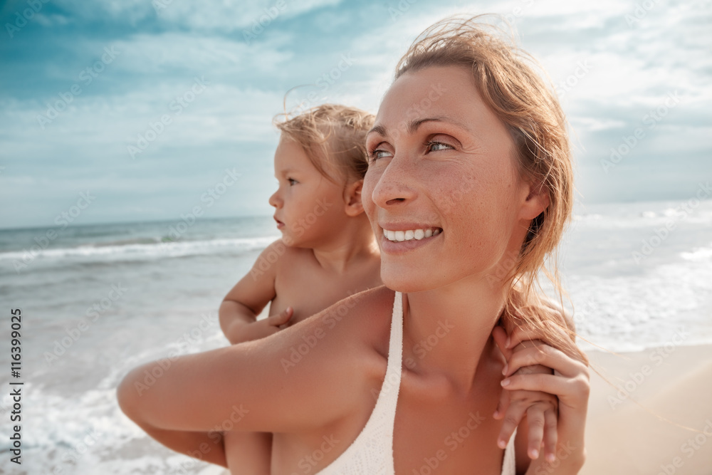 Mutter und Tochter haben spaß am Strand Mutter und Tochter haben spaß am Strand