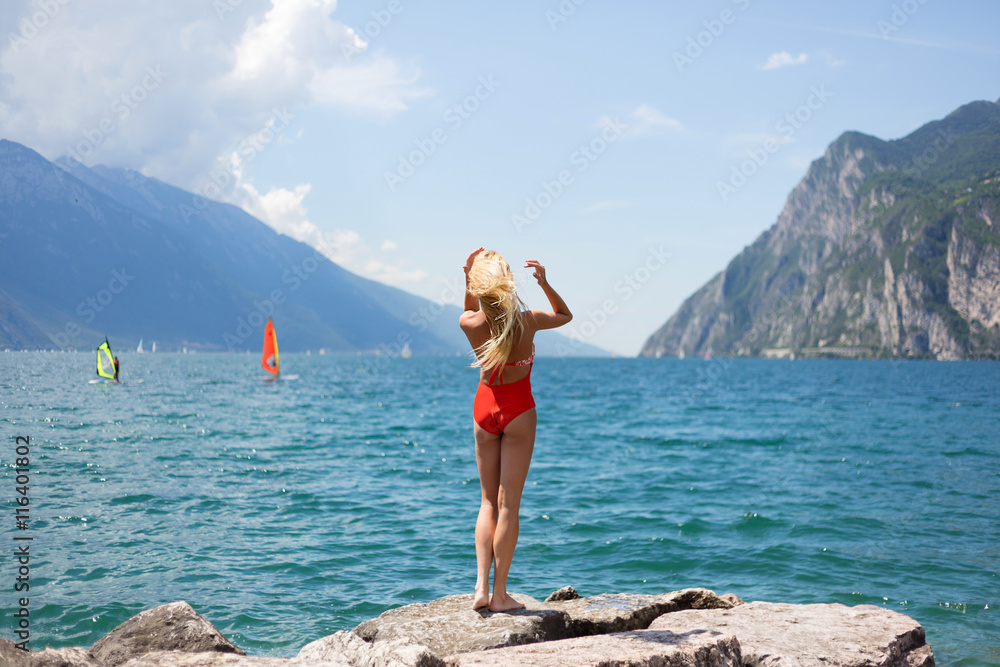 Model on Garda lake