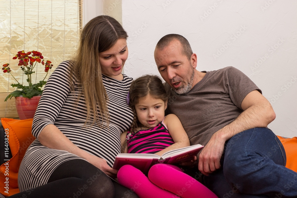 Familie liest ein Buch Familie liest ein Buch