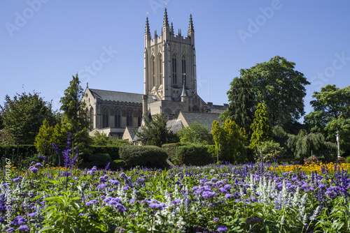 Billede på lærred St. Edmundsbury Cathedral from Abbey Gardens in Bury St. Edmunds