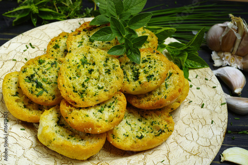 Bread toasts with basil, chives and garlic