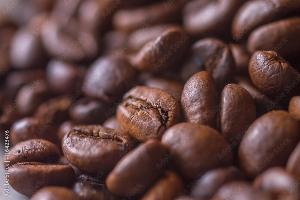 Naklejka premium Closeup of coffee beans with selective focus