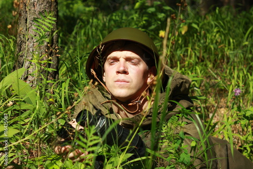 Военный лазутчик в лесу
