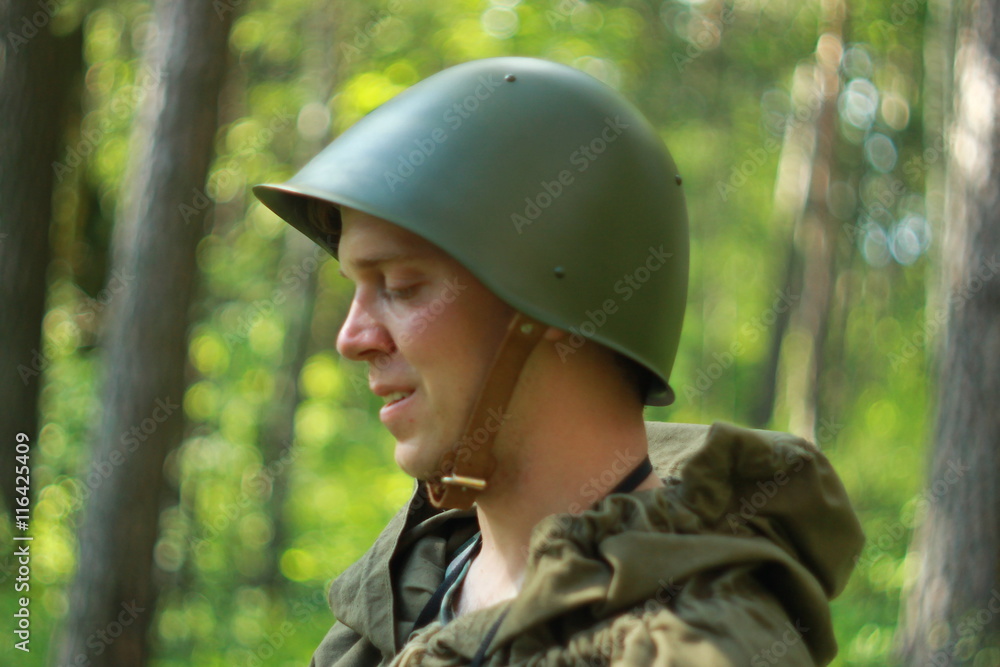 Военный разведчик в летнем лесу 