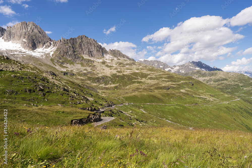 Schweizer Berglandschaft der Gotthard Region in Andermatt