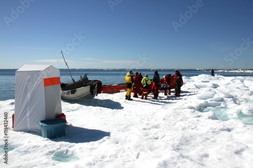 Fotografia, Obraz Tourists on ice floe in Arctic Ocean