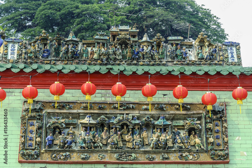 Obraz premium sculptures in the front of a Chinese temple in kuala lumpur, Malaysia