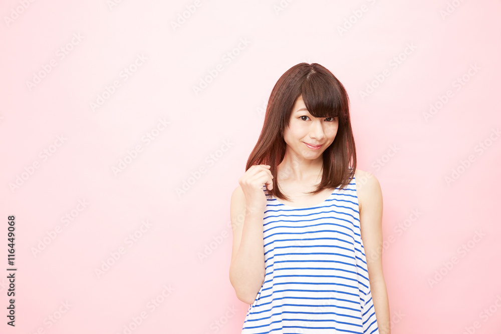 スタジオポートレート 女性 ストレートヘア ピンク背景 スタジオポートレート 女性 ストレートヘア ピンク背景