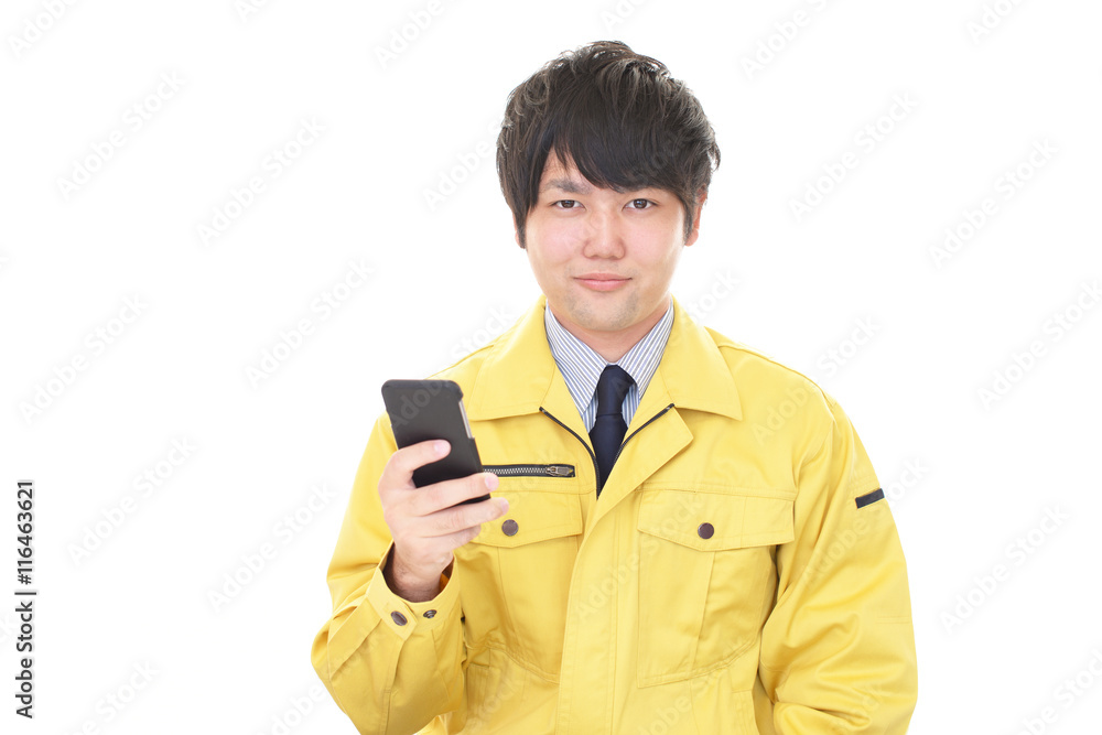 スマートフォンを持つ笑顔の労働者 スマートフォンを持つ笑顔の労働者
