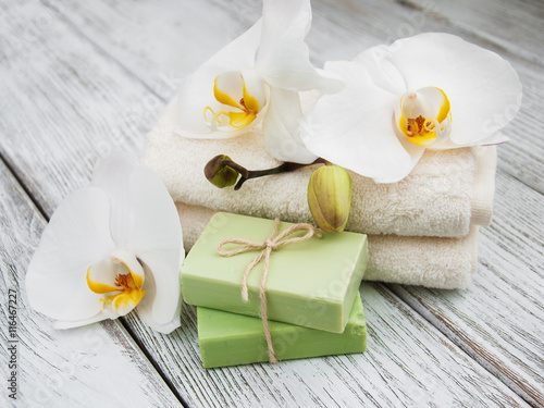 Photos Spa products and white orchids