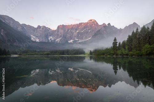 jezioro górskie w otoczeniu lasu i Alp Julijskich,Laghi di Fusine,Włochy 
