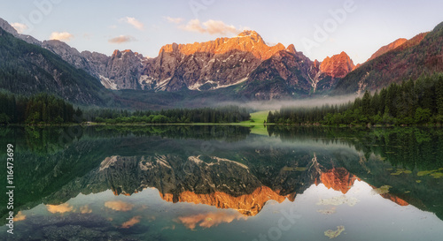jezioro górskie w otoczeniu lasu i Alp Julijskich,Laghi di Fusine,Włochy 