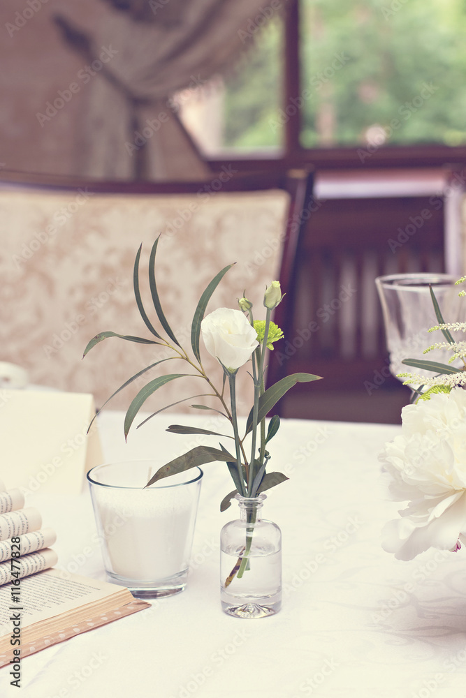 Fototapeta premium bouquet of white flowers. wedding table decor. festive table setting. festive table decoration.