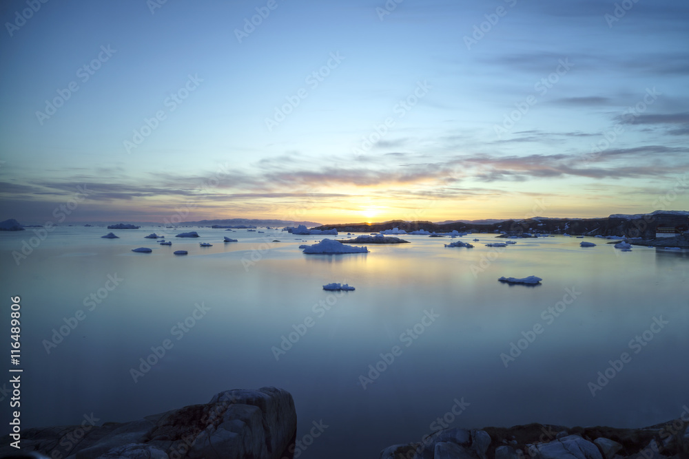 Fototapeta premium Sunset time on icebergs to ilulissat fjord at Greenland